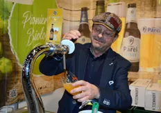 Jos Gijsbers van Budelse Brouwerij tapt een biertje voor de bezoekers.